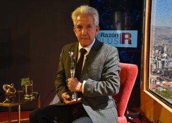 Cergio Prudencio sostiene el premio Platino que ganó por Mejor Música Original en 'Utama'. Foto: Oswaldo Aguirre