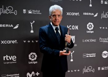 Cergio Prudencio, con la estatuilla de los Premios Platino. Foto: Revista Cromos
