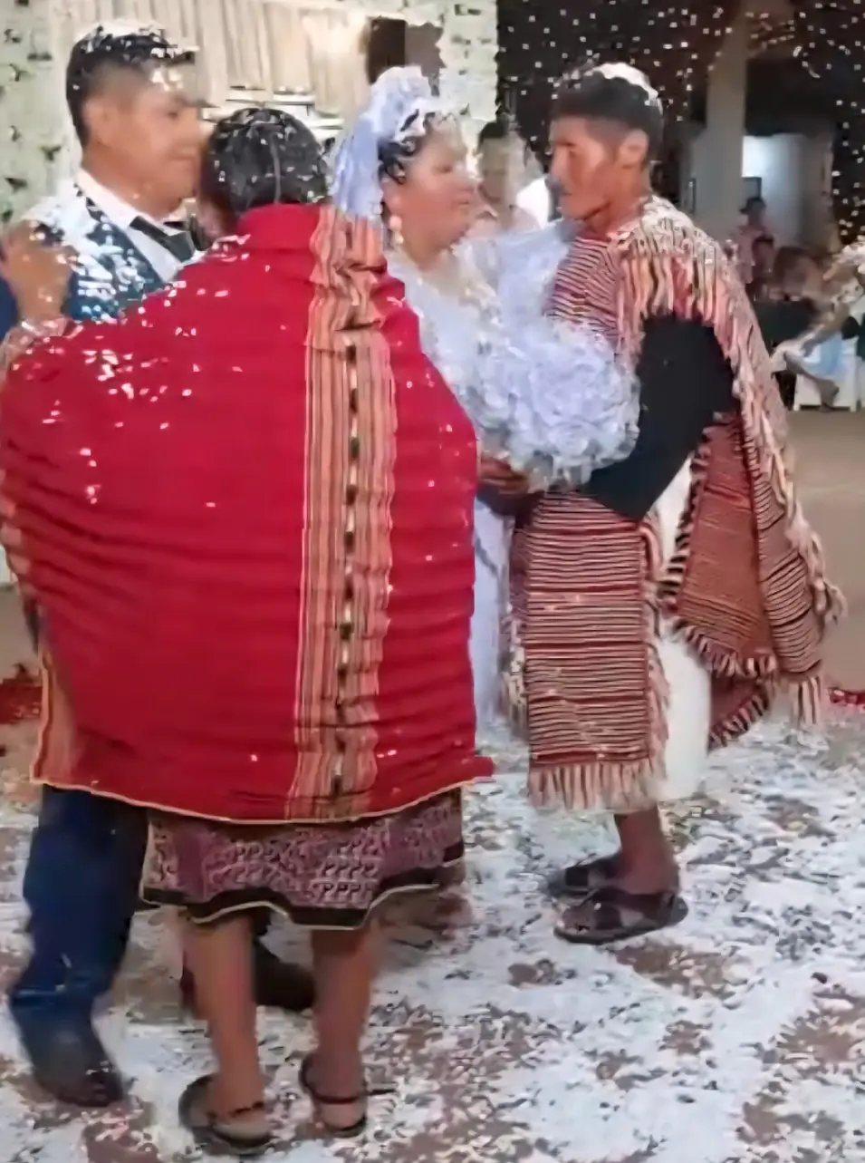 Los novios bailan el vals con sus papás/Captura de video
