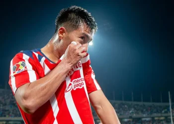 Chivas de Milito vencen con apuro a Pumas y siguen al alza en México