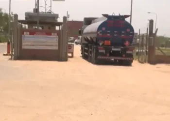 Más de 500 cisternas comienzan a descargar combustible en Palmasola