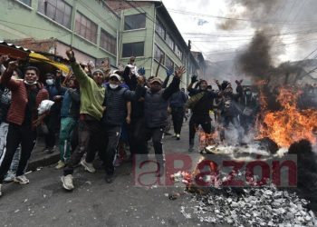 Alanes tilda de ‘organización terrorista’ a cocaleros que retomaron sede de Adepcoca