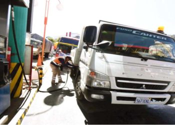 Venta de combustible subvencionado a los consumidores.