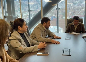 Cívicos cruceños presentan proyecto para garantizar combustibles