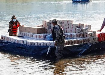 Militares encuentran un vehículo y una balsa abandonados con cerveza de contrabando