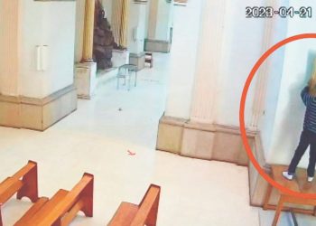 El momento en que el hombre hurta el cuadro de la viacrucis de Jesucristo. Foto: Redes Sociales