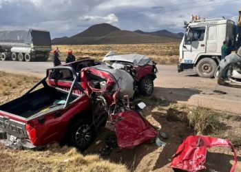 Dos vehículos chocaron de forma frontal en la carretera La Paz - Oruro. FOTO: Captura Canal 10 TV Caracollo