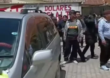 Un grupo de choferes agredió a mujeres transportistas en El Alto. FOTO: Captura Red Alto Nivel