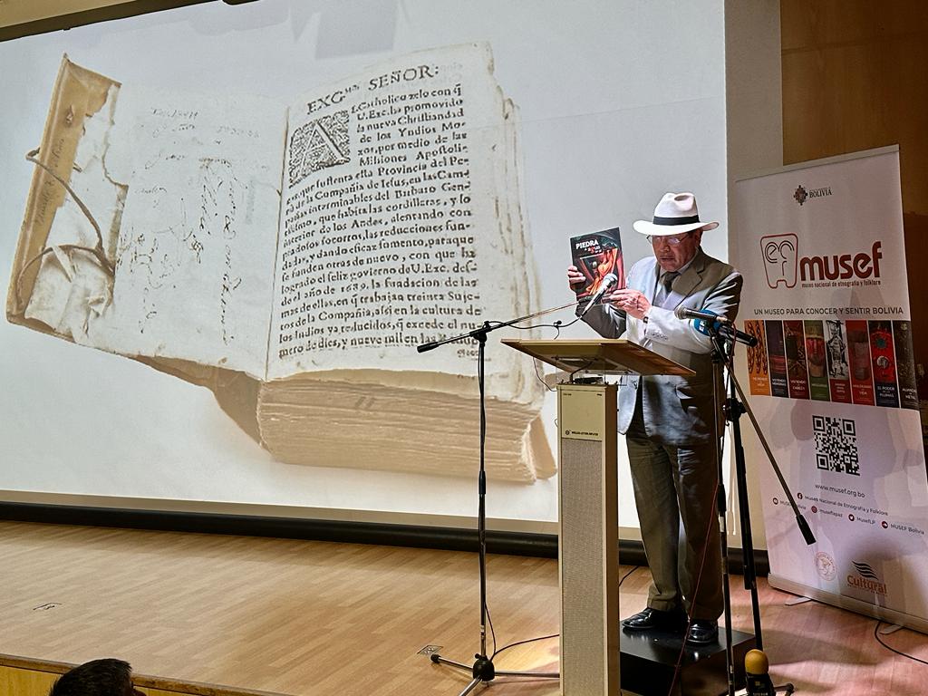 El presidente de la FCBCB, Luis Oporto, habla sobre el Diccionario de la lengua moxa. Foto: FCBCB