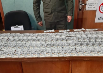 Un policía halla una mochila con más de $us 10.000 y la devuelve a su propietario