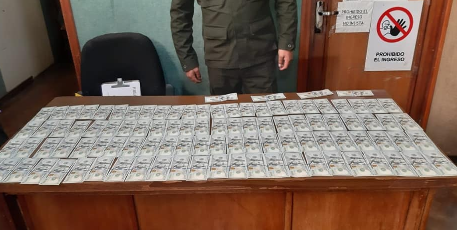 Un policía halla una mochila con más de $us 10.000 y la devuelve a su propietario