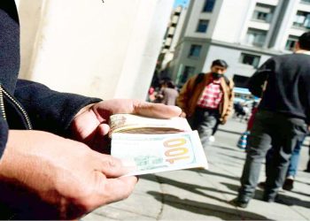 FINANCIERO. Una imagen refererencial de la venta de dólares en la urbe paceña.