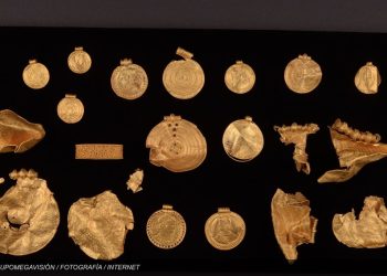 Monedas y pedazos de una joya incluyen los dos tesoros encontrados. Foto: Milenio.com