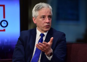 “A Luis le reclamo: el gobierno tiene que volver a manos de indígenas y quechuas”, dijo.