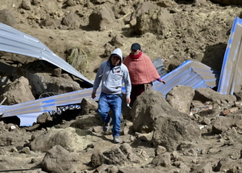 Aumentan a 27 los muertos por gigantesco deslave en Ecuador
