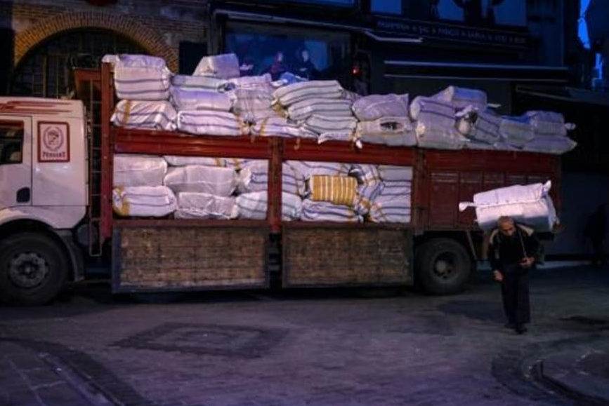 Cuadrillas de ‘Hércules’ conservan el antiguo trabajo de porteador en Estambul