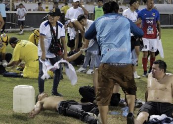 El Salvador anuncia reintegro por boletos a partido que terminó en tragedia