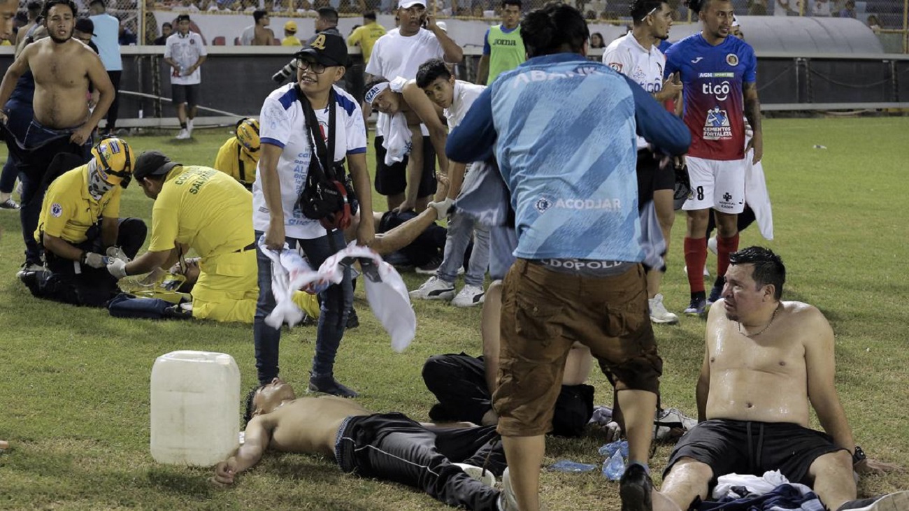 El Salvador anuncia reintegro por boletos a partido que terminó en tragedia