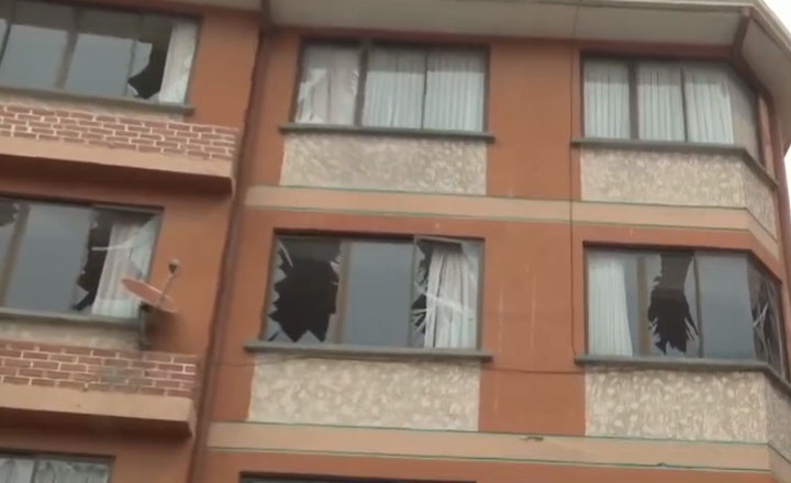 Una explosión cerca al mercado de Adepcoca afecta varias viviendas y un vehículo