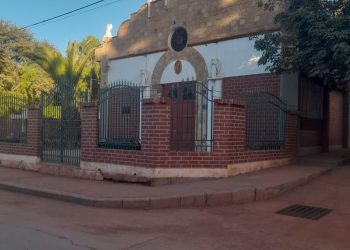 El frontis de la parroquia del municipio El Puente, donde el cura Coco desempeña funciones sacerdotales.