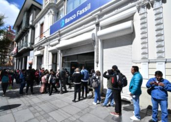 Clientes del Banco Fassil en La Paz.