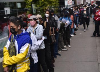 Vuelven las largas filas tras la ampliación de la vacunación contra el coronavirus