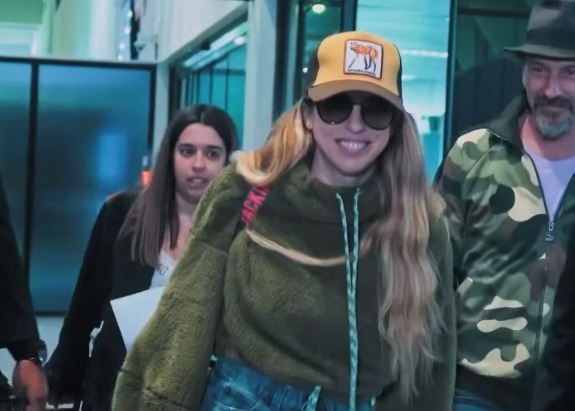 Flor Bertotti, en su llegada al aeropuerto de Viru Viru. Foto: RRSS