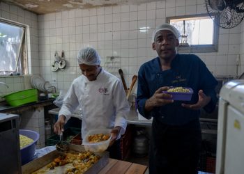 Una de las cocinas solidarias de Gastromotiva. Foto: AFP