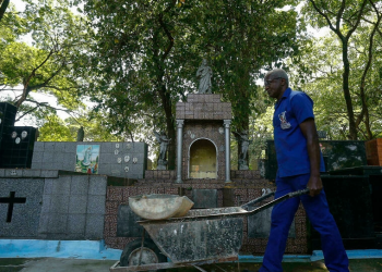 Sepulturero y filósofo: las dos vidas del brasileño Osmair Candido