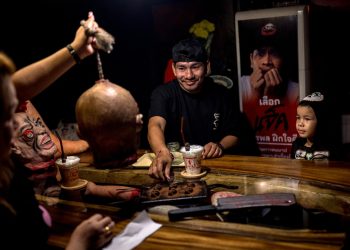 Los estudios desde donde se transmite el programa Ghost Radio, en Bangkok. Foto: AFP
