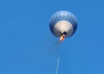 El incendio fue en pleno vuelo de un globo aerostático cerca de la Zona Arqueológica de Teotihuacán, en el Estado de México. Foto: grupormultimedio.com