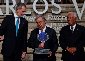 guterres_recibe_premio.jpg