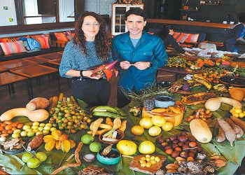 Los chefs Marsia Taha, de Gustu; y Virgilio Martínez, de Central, con productos amazónicos.