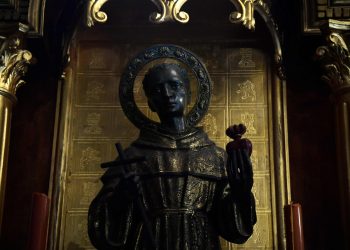 La imagen de Martín de Porres, que es parte de la Hermandad de los Negritos. Foto: AFP