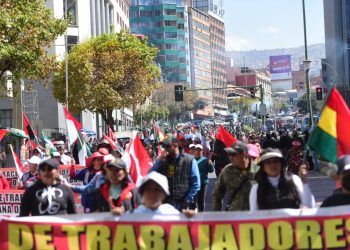 Maestros marchan en rechazo al incremento salarial. Foto: APG