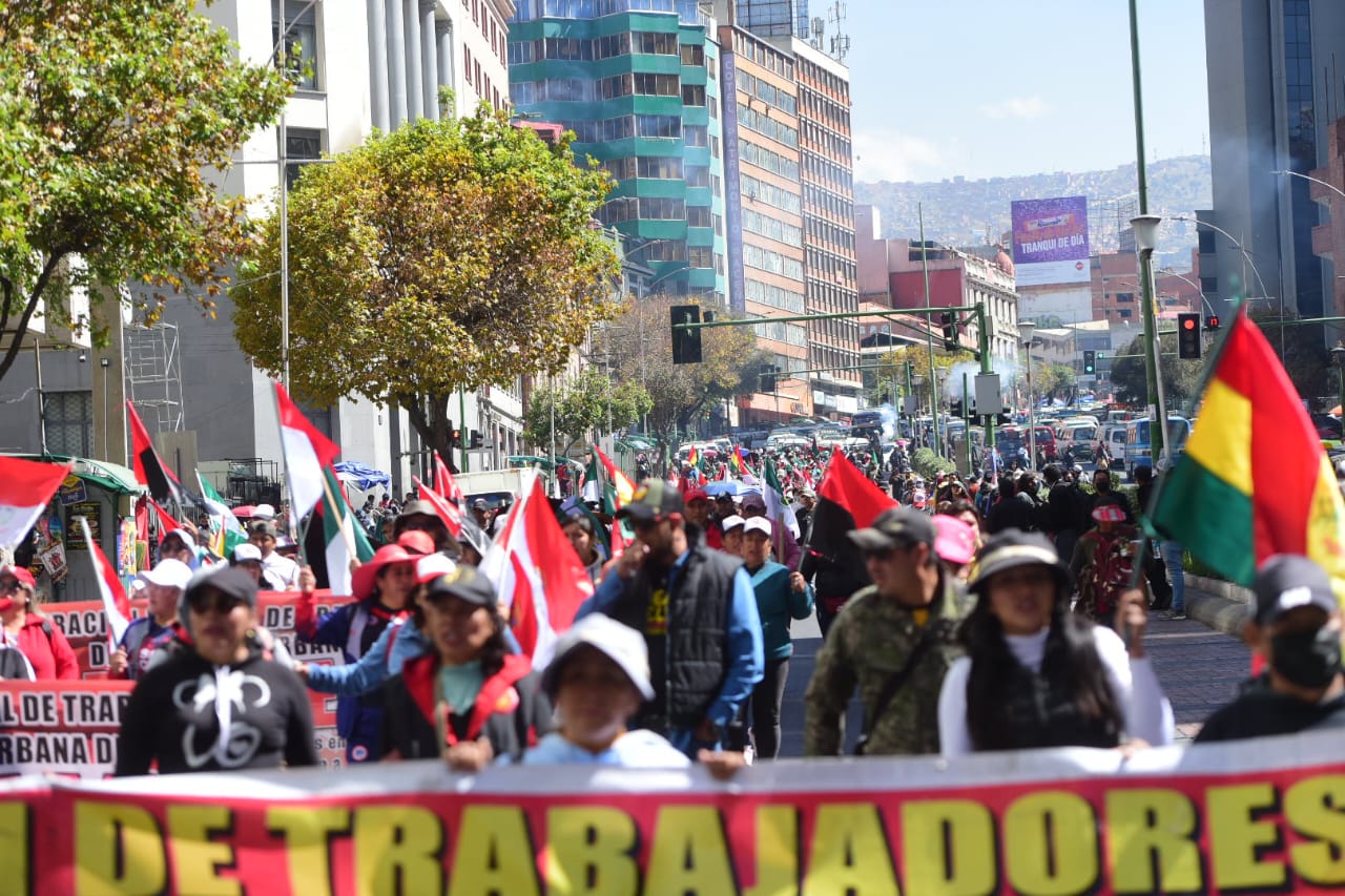 Maestros marchan en rechazo al incremento salarial. Foto: APG