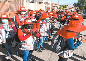 Brigada del INE se reúne para realizar el trabajo de campo de la actualización cartográfica.