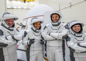 La primera mision civil a la órbita terrestre experimenta el espacio