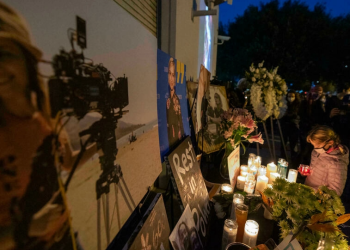 Vigilia de Hollywood en homenaje a víctima de disparos de Baldwin