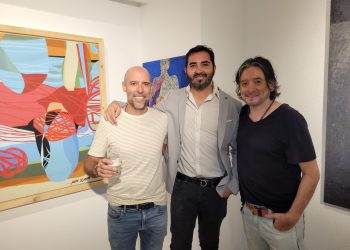 El artista Juan Ugalde (centro) en a Tribute Portfolio Hotel, de Santa Cruz. Foto: Los Tajibos