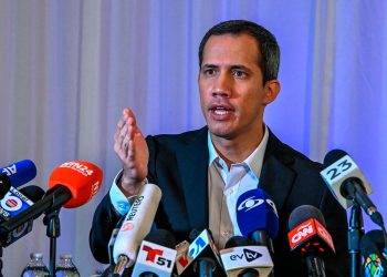 juan_guaido_en_rueda_de_prensa.jpg