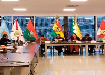 La Comisión Mixta de Constitución se reunió ayer por la tarde en una sesión extraordinaria.