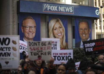 Una manifestación contra Fox News, cadena televisiva que va a juicio por difamación. Foto: AFP