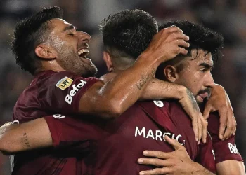 Lanús vence a San Lorenzo y sube en el torneo Clausura argentino