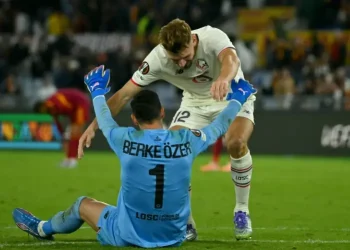 El arquero del Lille ataja tres penales en juego de la Europa League