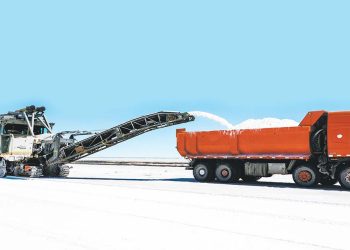 TRABAJOS. Maquinaria realiza la extracción de salmueras del salar de Uyuni, Potosí.