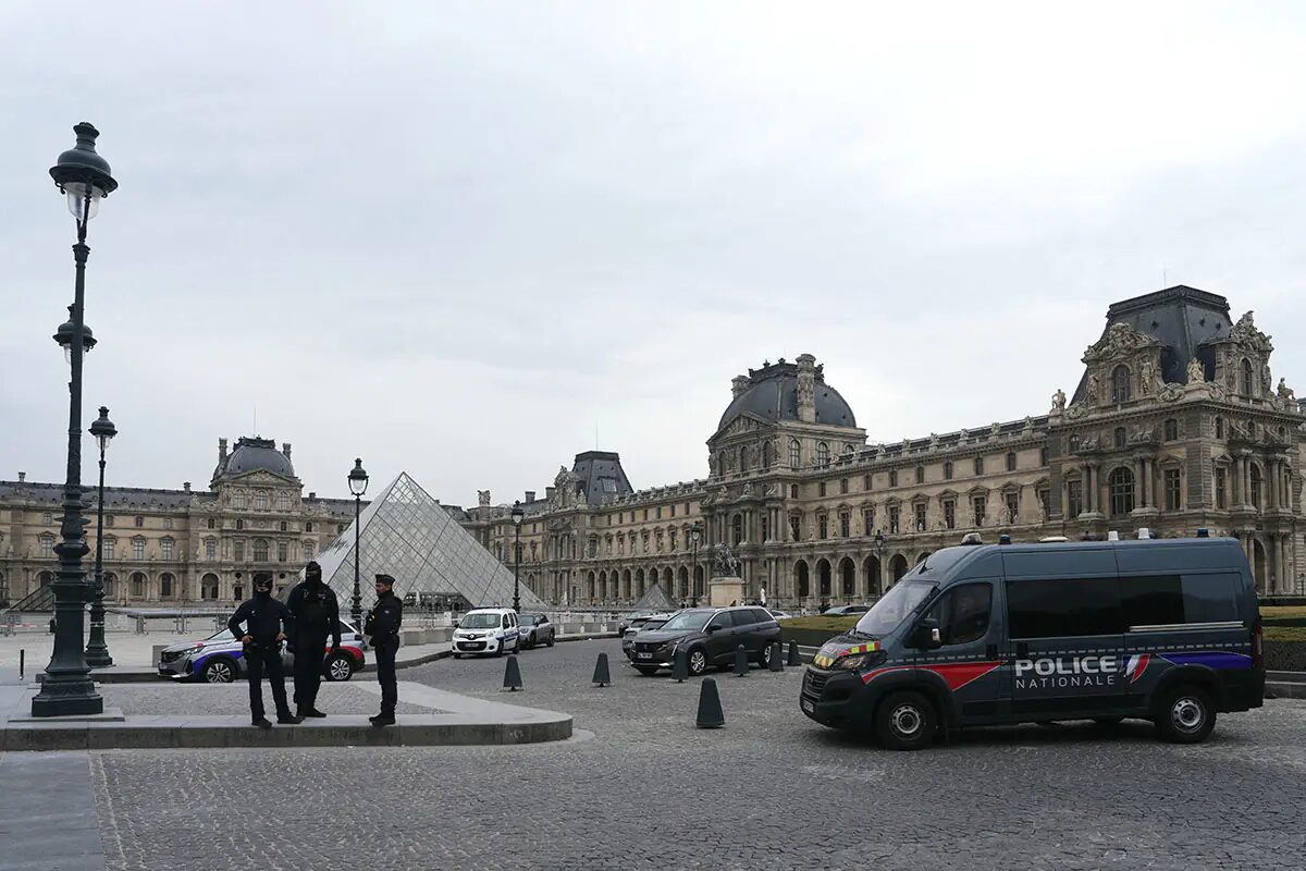 louvre_afp.jpg