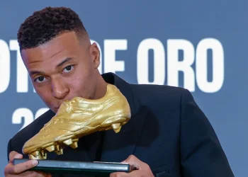 Mbappé recibe la Bota de Oro y promete repetir el próximo año