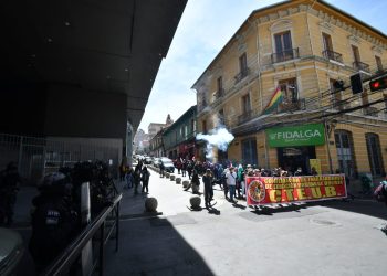 Magisterio urbano es gasificado por la Policía al intentar ingresar a plaza Murillo. Foto: APG