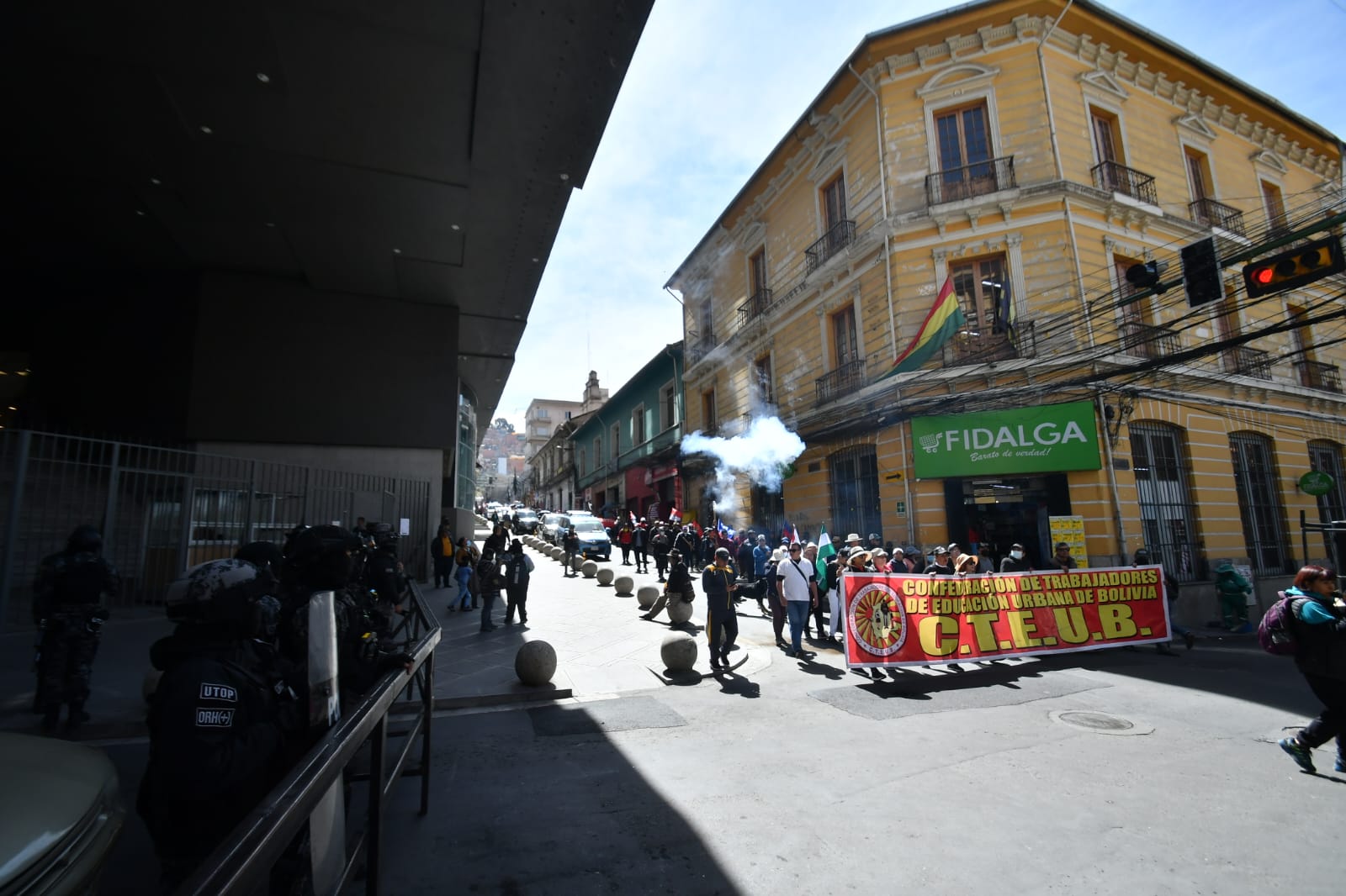 Magisterio urbano es gasificado por la Policía al intentar ingresar a plaza Murillo. Foto: APG